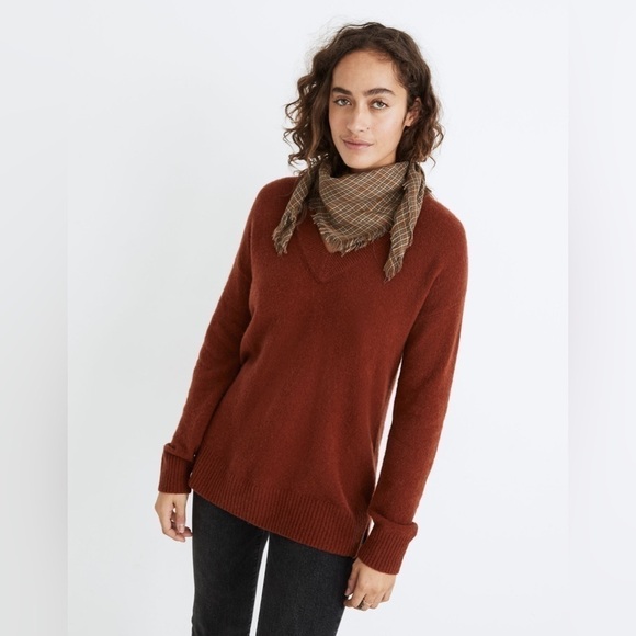 Madewell Bartlett V-Neck Pullover Sweater in Coziest Yarn - Picture 2 of 8